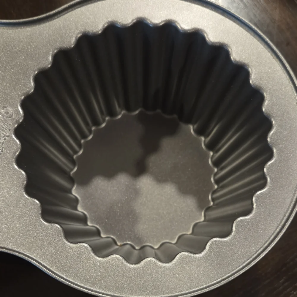 WILTON Dimensions Large Cupcake Pan - Picture 4 of 7